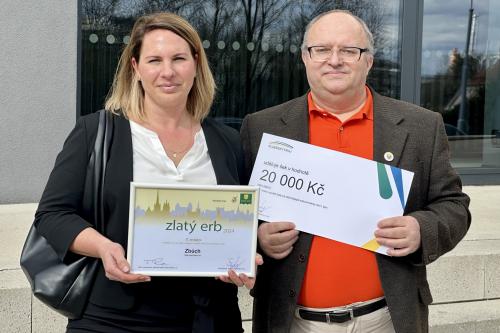 Ocenění převzali místostarostka Zbůchu Jana Zajptová a Petr Holub, obsahový správce www.zbuch.cz